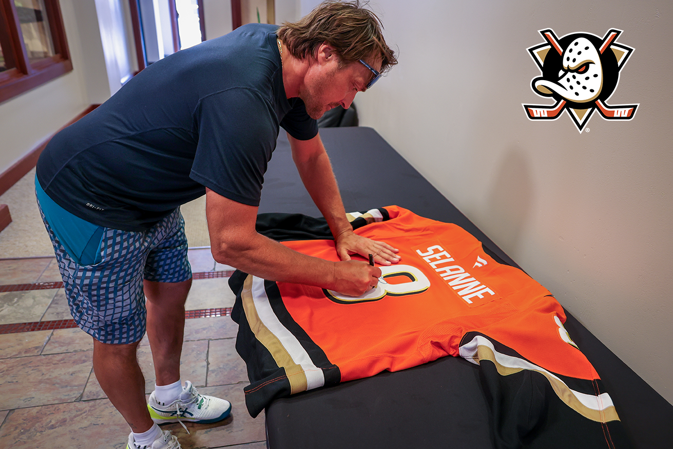 Anaheim Ducks alumnus Teemu Selanne autographs a new 2024–25 home jersey